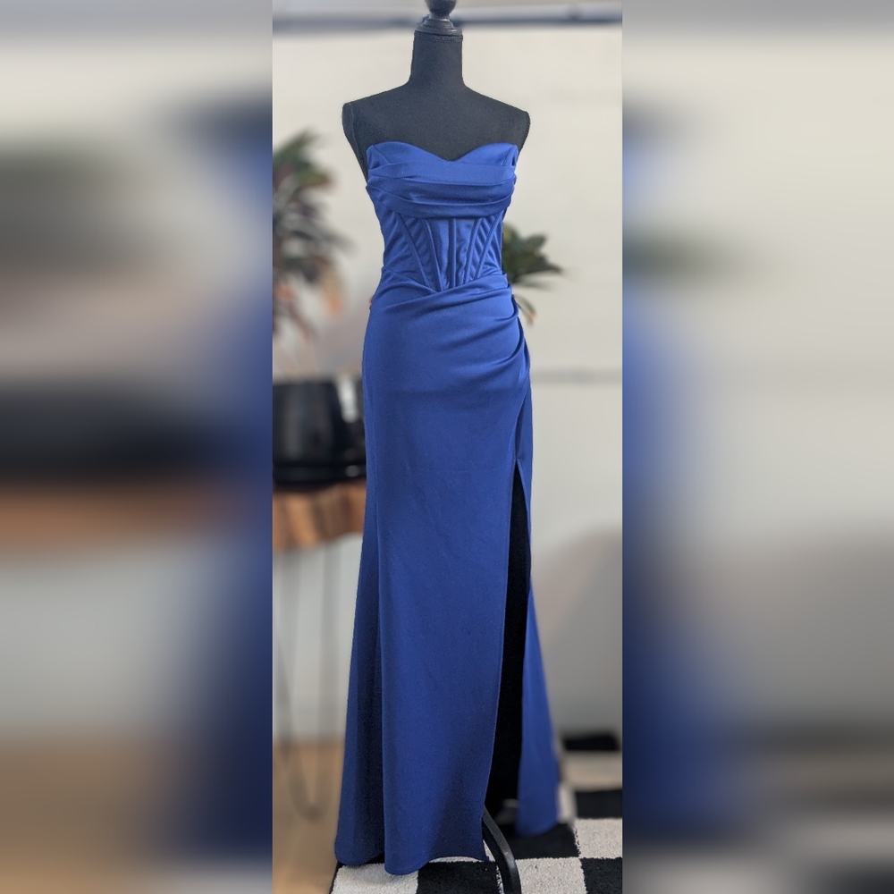 Elegant Blue Strapless Evening Gown